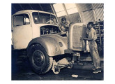 Montagem do caminhão L-312 no Rio de Janeiro, no início da década de 50.