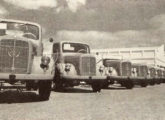No dia da inauguração, caminhões e (à direita), chassis para lotações perfilam diante da nova fábrica (fonte: Automóveis & Acessórios).