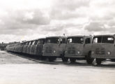 Fotografia de 1958 tomada no terreno da Mercedes-Benz, em São Bernardo do Campo, mostrando parte da primeira série de caminhões LP-321 produzidos no Brasil (fonte: Jorge A. Ferreira Jr. / Anfavea).