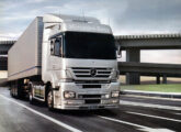 Mercedes-Benz Axor 2044 4x2 (a grade na cor da cabine denuncia ser versão superior).