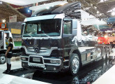 A MercedeBenz preparou dois caminhões tunados para a 17ª Fenatran, em 2009: um Axor 2644 e este Atego 2428 (foto: LEXICAR).