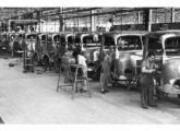 A linha de montagem de cabines Mercedes-Benz em 1958 (fonte: Automotive Business).