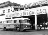 Monobloco Mercedes-Benz a serviço da companhia aérea Lufthansa diante da antiga estação internacional de passageiros do Aeroporto do Galeão, no Rio de Janeiro (fonte: João Marcos Turnbull).