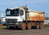 Actros 4844 8x4 da construtora Madecon, em maio de 2026 cruzando Porto Velho (RO) pela BR-364 (foto: Marcos Cabral Filho).