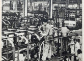 Cena da linha de fabricação de monoblocos Mercedes-Benz em 1959.