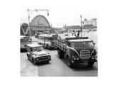 Rara imagem de uma cabine Metro com quatro faróis – último modelo produzido pela fábrica carioca -, numa cena de rua no Rio de Janeiro em 1964 ou 65 (fonte: site rioquepassou).