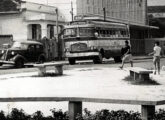 Sempre sobre LP-321, os urbanos da Metropolitana foram sendo pouco a pouco simplificados; na imagem, um modelo ainda com janelas de abaixar, circula pelo bairro do Riachuelo, no Rio de Janeiro (RJ), em 1965 (foto: Correio da Manhã / Arquivo Nacional).