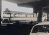 Metropolitana 1962 da Empresa de Transportes Guanabarina, fotografado em 1965 no ponto final da Praça XV; o ônibus está estacionado sob o chamado Elevado da Perimetral, inaugurado em 1960 e demolido em 2013 (foto: Augusto Antônio dos Santos / ciadeonibus).