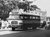 Metropolitana da Viação Marta, em 1965 estacionado na Praça XV de Novembro, Rio de Janeiro (RJ), no ponto final da linha para Vista Alegre (foto: Augusto Antônio dos Santos / ciadeonibus).