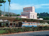 Em detalhe de cartão postal, um Metropolitana da Viação São João Batista (supostamente de Barra Mansa, RJ) aguarda o embarque junto à estação ferroviária de Valença (RJ), transformada em terminal rodoviário (fonte: Ivonaldo Holanda de Almeida).