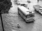 Em janeiro de 1966 o Rio de Janeiro sofreu cheias catastróficas, com 250 mortos; na imagem, tomada no Centro da cidade, circula um raro Metropolitana LP com traços do recém chegado modelo LPO (foto: O Globo).