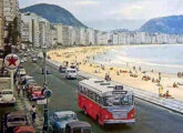 Metropolitana em chassi LPO circula ao longo da praia de Copacabana dos anos 60 (fonte: Jorge Noutinho). 