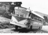 Carroceria urbana Metropolitana na versão para motor traseiro; na imagem, trafegando pelas precárias vias da Baixada Fluminense dos anos 60, um Mercedes-Benz da Transportes Flores, de São João de Meriti.