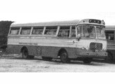 Ao urbano sobre chassi LPO correspondeu uma versão para turismo e transporte de média distância; o ônibus da foto compunha a frota de apoio da FEI, centro universitário de São Bernardo do Campo (SP). 