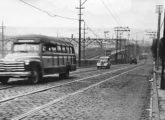 Lotação Chevrolet 1949 trafegando pela rua 24 de Maio, na altura do bairro do Engenho Novo, Zona Norte do Rio de Janeiro (RJ), na década de 50 (fonte: Madureira: Ontem & Hoje). 