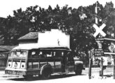 Lotação Ford 1951 cruzando passagem de nível num subúrbio carioca na década de 50 (fonte: portal museudantu).