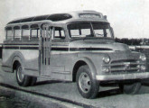 No início dos anos 50 as carrocerias Metropolitana foram sensivelmente melhoradas em design e acabamento, perdendo a estrutura aparente de madeira e recebendo para-brisas curvos; o Fargo da fotografia tinha capacidade para 16 passageiros (fonte: Claudio Farias).