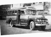 Lotação Ford 1951-52 realizando a ligação entre os subúrbios cariocas de Cascadura e Penha em meados da década de 50 (fonte: Cascadura - Caminhos do Subúrbio).