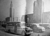 O mesmo Fargo anterior em fotografia do centro do Rio de Janeiro (RJ), tomada diante da estação ferroviária da Central do Brasil e do antigo Ministério da Guerra; à direita, um lotação Chevrolet de fabricante não identificado e um ônibus Aclo-Grassi (fonte: Ivonaldo Holanda de Almeida / Moto Revista).