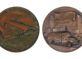 O mesmo lotação Fargo da imagem anterior aparece nesta medalha comemorativa da inauguração da nova fábrica da Metropolitana, em abril de 1953 (fonte: Jorge A. Ferreira Jr.).