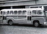 Em atendimento à crescente demanda por veículos de maior capacidade, na primeira metade dos anos 50 a Metropolitana passou a construir carrocerias de ônibus, como a deste Ford Hercules para 30 passageiros (fonte: Claudio Farias).