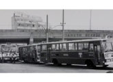Estacionados junto ao viaduto de Madureira (Rio de Janeiro, RJ), alguns dos dez novos ônibus Ipanema-OH agregados à frota da CTC-RJ em 1976 (foto: Marcelo Almirante / Madureira: Ontem & Hoje). 