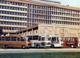 Quatro modelos Metropolitana em produção no final de 1974: a partir da esquerda, micro Vip-Tur, urbano Ipanema (com estrutura de alumínio), rodoviário Independência e urbano Copacabana (estrutura de aço) (fonte: O Cruzeiro).