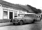 Lotação Ford 1952 fotografado em Conservatória (Valença, RJ) na segunda metade da década de 50 (fonte: Casa de Cultura de Conservatória).