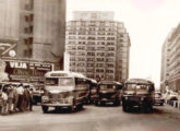 Três lotações trafegando pelo Centro do Rio de Janeiro (RJ) em maio de 1955, dois deles com carroceria Metropolitana: à direita, em chassi japonês Toyota e, ao centro, sobre Steyr austríaco (à esquerda, um Cermava-Steyr) (fonte: Marcelo Prazs / Arquivo Nacional).