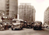 Três lotações trafegando pelo Centro do Rio de Janeiro (RJ) em maio de 1955, dois deles com carroceria Metropolitana: à direita, em chassi japonês Toyota e, ao centro, sobre Steyr austríaco (à esquerda, um Cermava-Steyr) (fonte: Marcelo Prazs / Arquivo Nacional).
