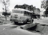 Outro lotação Fargo com carroceria Metropolitana circulando por um subúrbio do Rio de Janeiro (RJ) no final dos anos 50.