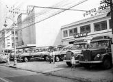 Frota da carioca ETAL - Empresa de Transportes Auto Lotações imobilizada na garagem da operadora durante greve de motoristas em 1954; dentre os vários veículos, pode-se identificar dois Mercedes-Benz L-312 e três Chevrolet 1948-52 (fonte: Marcelo Prazs / ciadeonibus).