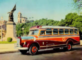 Lotação da empresa carioca Estrela diante do monumento a Cabral e da igreja da Glória em outra fotografia de divulgação da Metropolitana dos anos 50 (fonte: Jorge A. Ferreira Jr.).