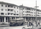 Lotação L-312 diante de dois blocos do conjunto residencial IAPC de Del Castilho (Rio de Janeiro, RJ) na segunda metade da década de 50 (fonte: Madureira: Ontem & Hoje). 
