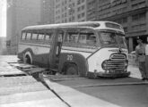 Microônibus Ford da Transportadora Inca, operadora carioca extinta em 1964, envolvido em acidente na avenida Presidente Vargas (fonte: Marcelo Almirante).