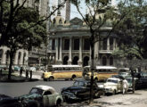 Dois ônibus Mercedes-Benz L-312 fotografados diante do Teatro Municipal do Rio de Janeiro em meados dos anos 50 (foto: Paul Popper / Getty Images; fonte: Jason Vogel / Rio das Antigas).