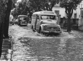 Lotação Metropolitana sobre chassi de caminhão Fargo, fotografado em época de chuvas, no Rio de Janeiro da década de 50.