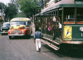 Em 1963, no bairro de Campo Grande, zona Oeste do Rio de Janeiro, lotação Metropolitana sobre chassi Ford Köln alemão ultrapassa um bonde (foto: Earl Clark / saibahistoria).