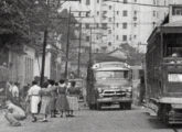 Lotação Chevrolet 1954 trafegando pelo Humaitá, Rio de Janeiro (RJ), em 1955 (foto: O Globo).