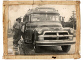 Outro Chevrolet 1954, este da empresa Sul Praiana: ainda não emplacado, posa para uma foto antes de partir para Itanhaém (SP) (fonte: João Marcos turnbull /onibusnostalgia).