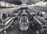 Linha de fabricação da Metropolitana, em 1954; é de ressaltar a predominância de lotações Mercedes-Benz, então produzidos à razão de dois por dia (fonte: Automóveis & Acessórios).