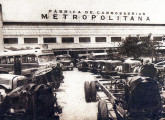 Pátio da fábrica da Metropolitana, em 1956: note um microônibus Ford francês (à esquerda) e um lotação Steyr austríaco (ao fundo), cercados por uma dezena de chassis Mercedes L-312 já produzidos no Brasil. 