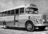 Lotação Mercedes-Metropolitana 1956, já trazendo estrutura de alumínio, operando no transporte urbano do Rio de Janeiro (RJ); note as diferenças entre este modelo e os produzidos poucos anos antes.  