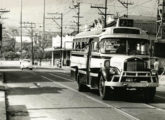 Lotação Mercedes-Benz circulando pelo bairro do Engenho Novo, no Rio de Janeiro (RJ), em 1964 (fonte: Pepi Scharinger / Arquivo Nacional).