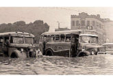 Ônibus Mercedes-Benz da Rodoviária Âncora Matias, ao lado de um Volvo-Grassi, enfrentando enchente na Praça da Bandeira, Rio de Janeiro (RJ), em 1961 (fonte: Marcelo Prazs / ciadeonibus).
