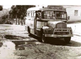 Lotação Metropolitana de geração posterior, já sem os falsos para-lamas laterais; o veículo pertencia à Viação Forte, do Rio de Janeiro (RJ); a foto foi tomada no subúrbio de Cordovil, em maio de 1964 (fonte: portal ciadeonibus / Arquivo Nacional).