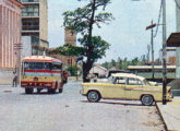 Esta imagem, também extraída de um postal, mostra um lotação Mercedes-Benz/Metropolitana em Natal (RN).