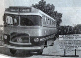 Com esta carroceria rodoviária sobre LP-312 a Metropolitana esteve presente na Primeira Exposição da Indústria Automobilística, na antiga Capital Federal, em julho de 1957; o modelo já trazia novos faróis, vindos do Fusca (foto: Automóveis & Acessórios).