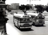 Coincidentemente, um carro semelhante e da mesma linha carioca em fotografia da década de 60; ao lado um urbano Cermava, ambos sobre chassi LP (fonte: Arquivo Nacional).