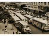 Trânsito congestionado no Centro do Rio de Janeiro nos anos 50: à frente, um lotação e um ônibus Metropolitana sobre chassis L-312; logo atrás, dois ônibus Chevrolet e, no centro, outro Metropolitana, este sobre chassi Steyr (fonte: Arquivo Nacional).